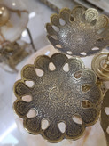 اردوخوری ۴ تایی با بدنه برنجی و نقشونگار اصیل ترنج، مناسب برای سرو مزه و تنقلات، محصول گالری متالوکس مشهد.
