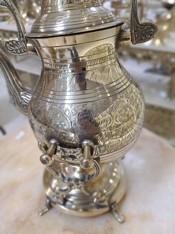 قوری وارمر برنجی با بدنه قلمزنی طرح طاووس، دارای پایه نگهدارنده شمع و ظرفیت ۱۲۰۰ سیسی، محصول لوکس گالری متالوکس.