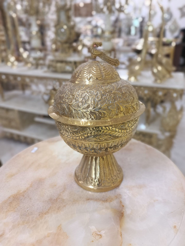 شکلات خوری درب دار برنجی با مجسمه طاووس روی درب