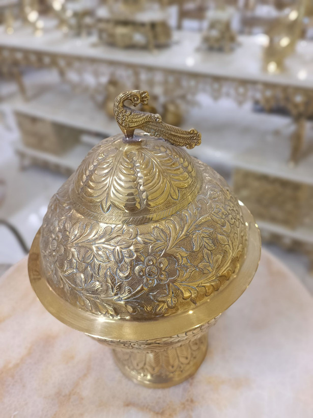 شکلات خوری درب دار برنجی با مجسمه طاووس روی درب