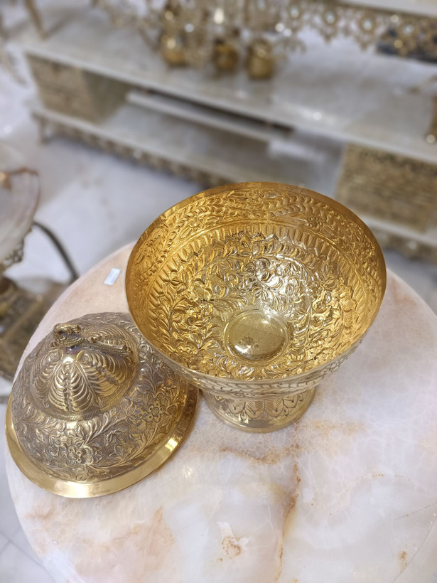 شکلات خوری درب دار برنجی با مجسمه طاووس روی درب