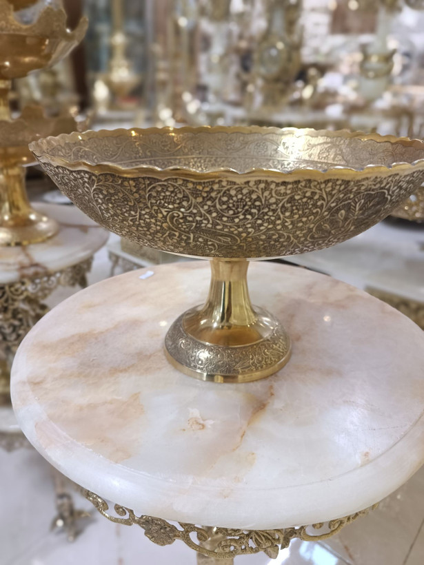 میوه خوری لب هلالی برنجی با طرح طاووس درشت و طراحی لوکس