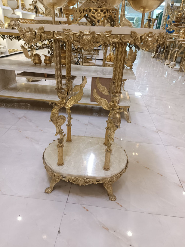 میز بیضی برنجی با پایه چهار فرشته و طرح گل سرخ لوکس