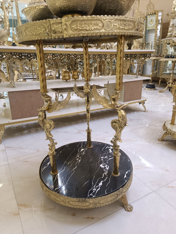 میز دکوری گرد برنجی با پایه سه فرشته طرح نواری