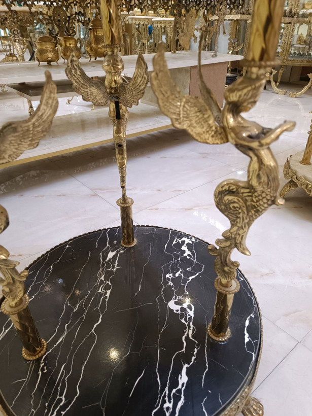 میز دکوری گرد برنجی با پایه سه فرشته طرح نواری