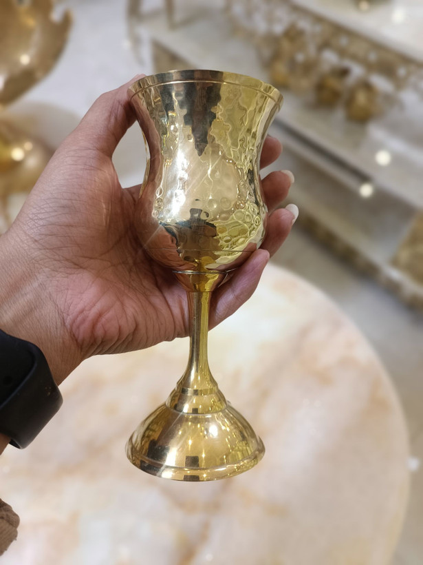 جام برنجی چکشی با طراحی کلاسیک مناسب پذیرایی از متالوکس مشهد
