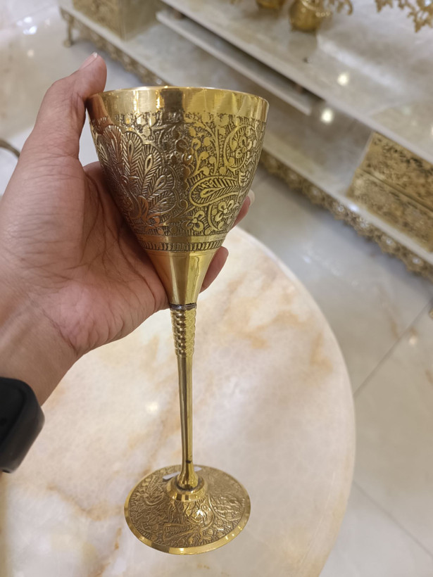 جام برنجی طرح طاووس با پایه خط دار مناسب پذیرایی و دکور از متالوکس مشهد