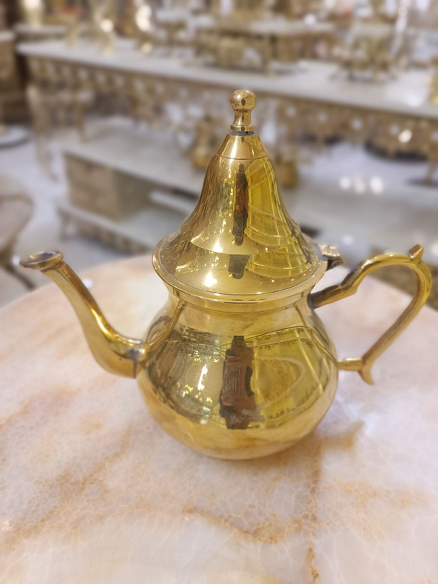قوری برنجی طلایی براق با درب مخروطی و طراحی سنتی روی میز سنگ مرمر فروشگاه متالوکس