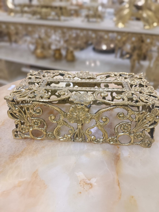 فنجان و نعلبکی ۴ اینچ برنجی طلایی با نقش طاووس و دسته نیم قلبی، اکسسوری لوکس پذیرایی و دکوراسیون متالوکس مشهد.