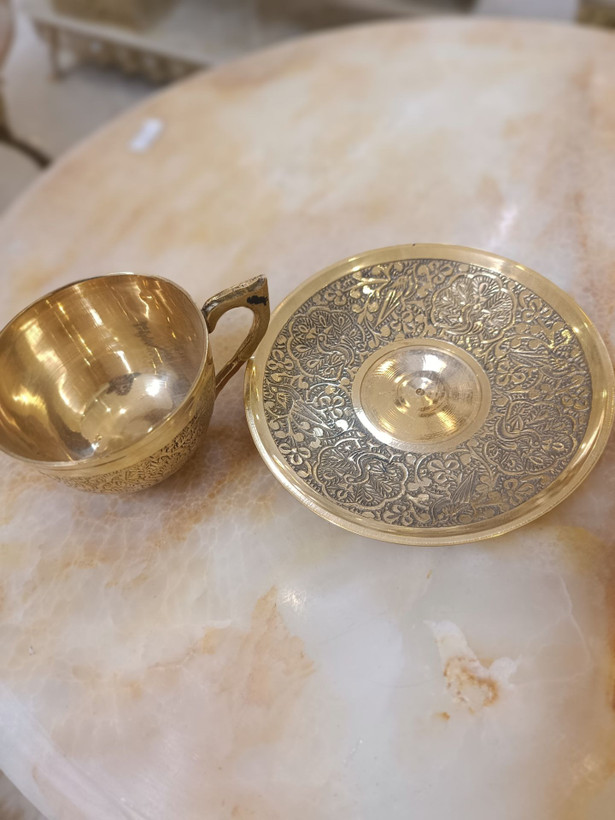 فنجان و نعلبکی ۴ اینچ برنجی طلایی با نقش طاووس و دسته نیم قلبی، اکسسوری لوکس پذیرایی و دکوراسیون متالوکس مشهد.