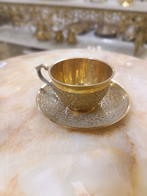 ست تکنفره فنجان و نعلبکی برنجی طلایی با حکاکی طرح طاووس و دسته به شکل قلب، محصول لوکس پذیرایی گالری متالوکس مشهد.