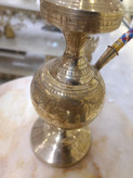 قلیان برنجی قلمزنی شده با دست، ارتفاع ۳۰ اینچ، اثری هنری و لوکس از مجموعه متالوکس مشهد.