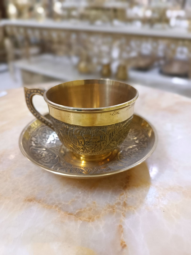 فنجان و نعلبکی برنجی با طرح برجسته گل، ظرف پذیرایی لوکس و اصیل از گالری متالوکس مشهد.