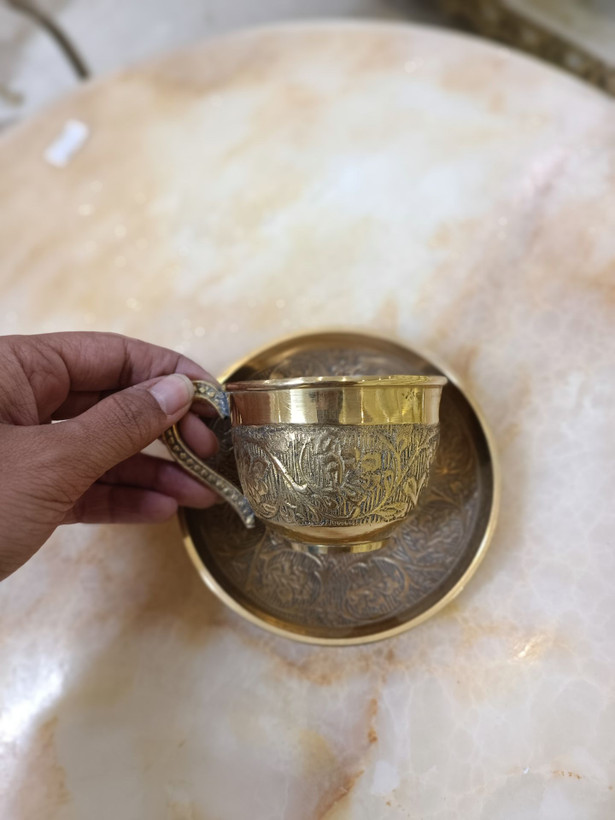 فنجان و نعلبکی برنجی با طرح برجسته گل، ظرف پذیرایی لوکس و اصیل از گالری متالوکس مشهد.