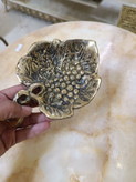 پیاله انگوری برنجی با طراحی سنتی و نقش انگور، ظرف پذیرایی لوکس از گالری متالوکس مشهد.