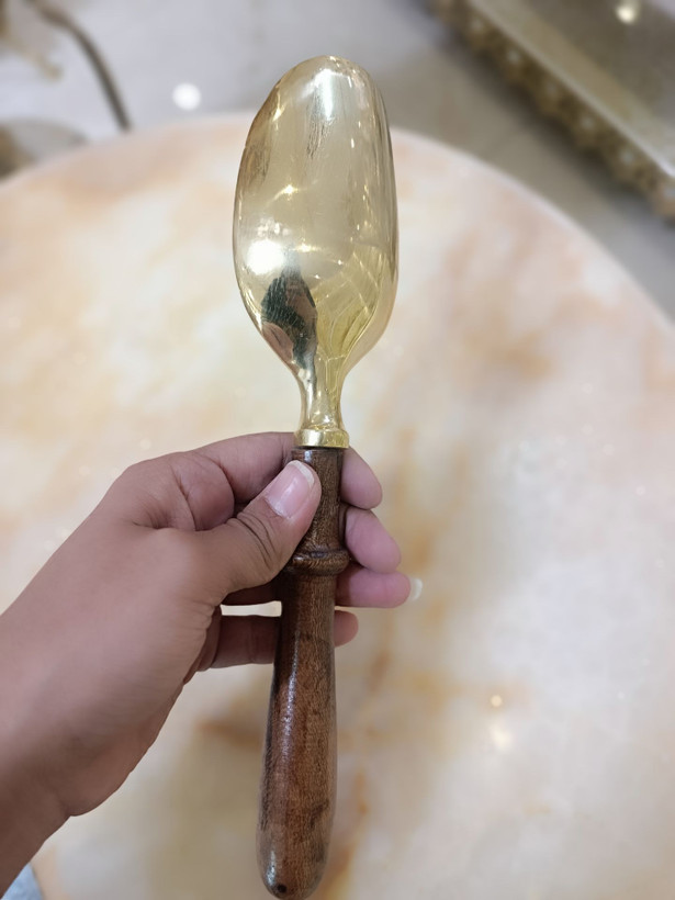قاشق آجیل آنتیک با دسته چوبی و بدنه فلزی مناسب پذیرایی لوکس