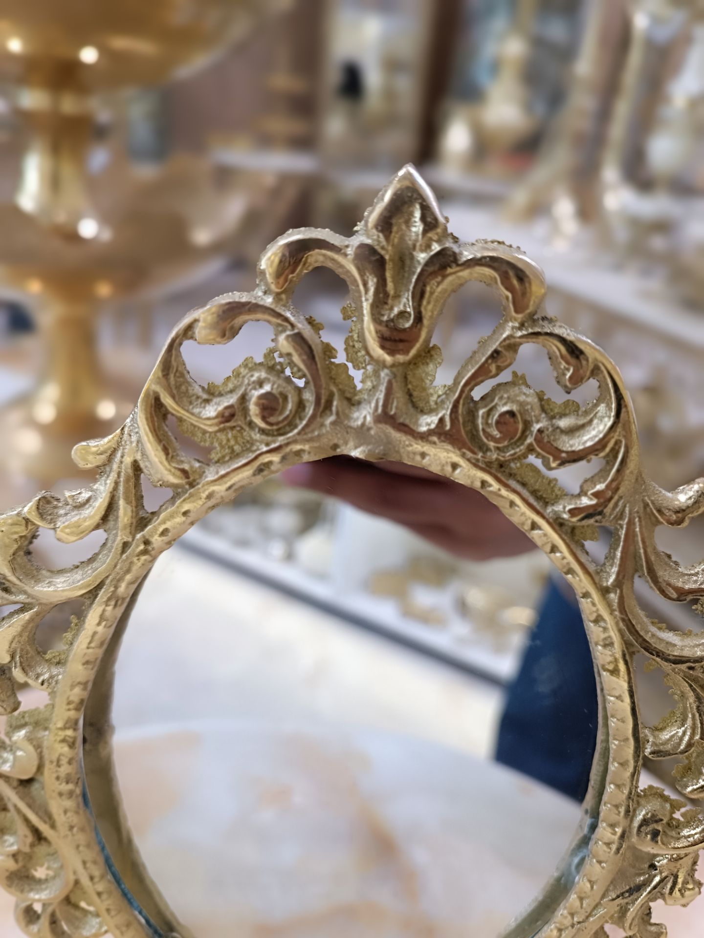 قاب آینه بیضی ساده برنجی دکوری و لوکس با طراحی مینیمال در فروشگاه متالوکس مشهد