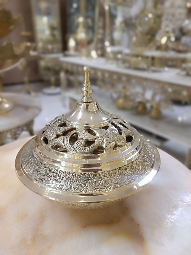شکلات خوری برنجی سایز ۸ اینچ مدل آنجل با طراحی کلاسیک و نقوش ظریف، مناسب برای پذیرایی و دکوراسیون منزل، برند متالوکس.