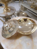 شکلات خوری برنجی سایز ۸ اینچ مدل آنجل با طراحی کلاسیک و نقوش ظریف، مناسب برای پذیرایی و دکوراسیون منزل، برند متالوکس.
