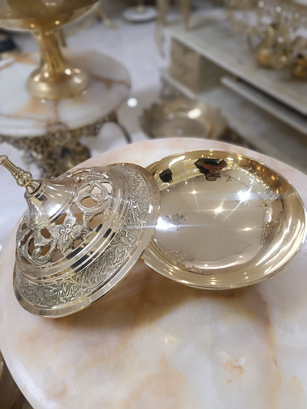 شکلات خوری برنجی سایز ۸ اینچ مدل آنجل با طراحی کلاسیک و نقوش ظریف، مناسب برای پذیرایی و دکوراسیون منزل، برند متالوکس.