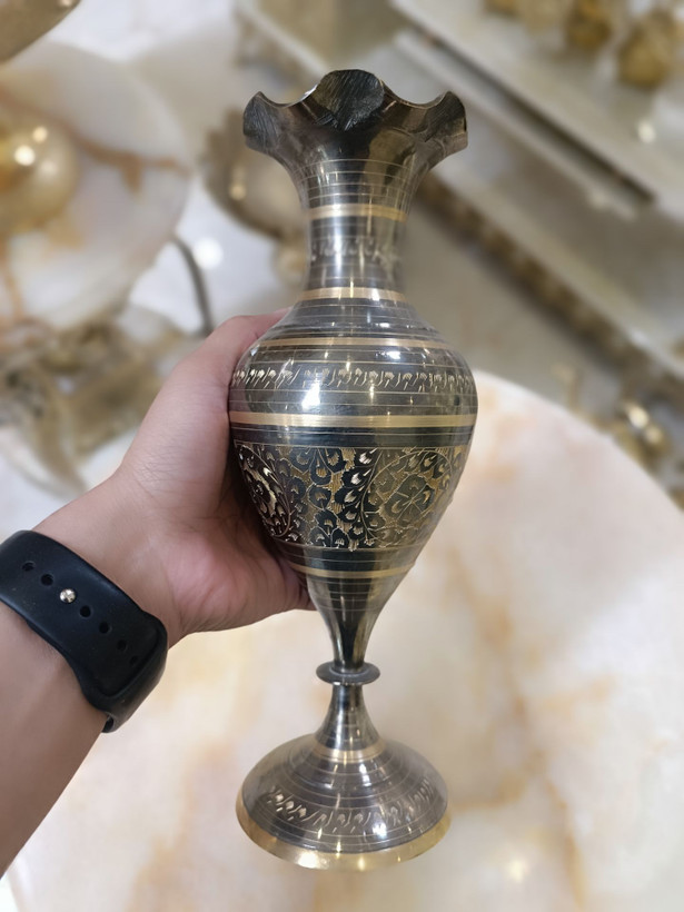 گلدان برنجی ۱۰ اینچ طرح کشمیری با هنر سیاهقلم و نقوش آنتیک زیبا در فروشگاه متالوکس