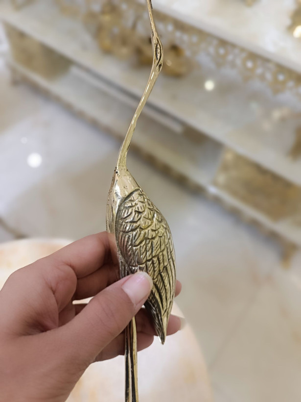 مجسمه درنا برنجی با طراحی ظریف و پایه گرد، دکوری لوکس متالوکس