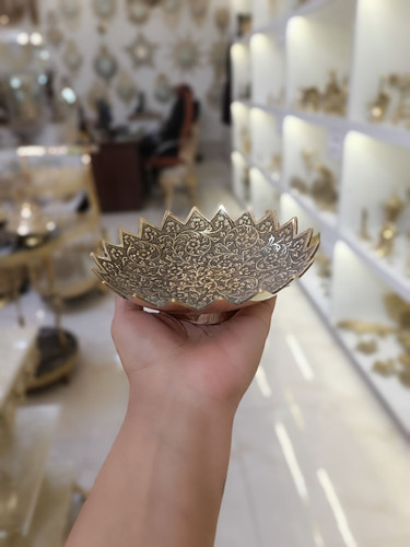 پياله لب تيز طرح گل برنجی