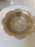 شکلات خوری گرد برنجی طرح دوبرگ با لبه دالبری، ظرف پذیرایی لوکس و ظریف متالوکس