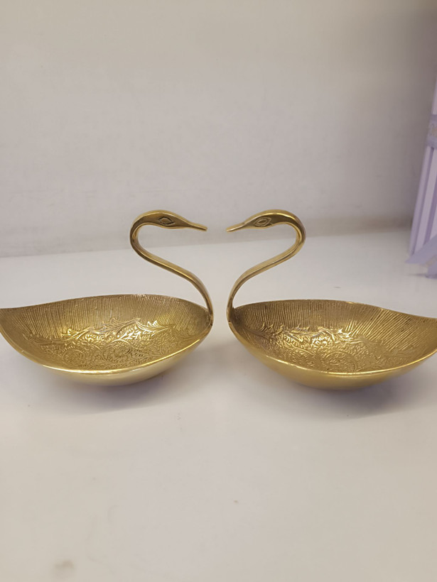اردوخوری گود برنجی با طراحی کلاسیک و درخشان، مناسب برای سرو انواع سس و چاشنی در میز غذا، محصول گالری متالوکس مشهد