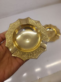 زیرسیگاری هشت ضلعی برنجی با طراحی کلاسیک و سطح درخشان، مناسب برای میز پذیرایی و محل کار، محصول گالری متالوکس مشهد