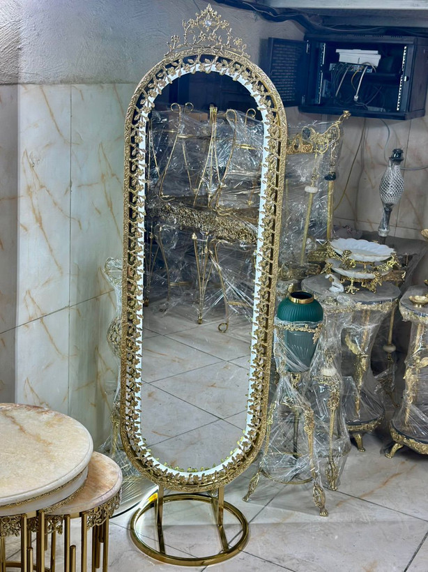 آینه قدی بیضی برنجی طرح گل یاسی چراغ دار دکوری لوکس متالوکس