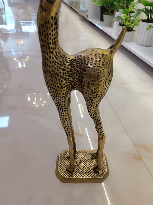 مجسمه گوزن پایه دار بلند خالدار برنجی دکوری لوکس متالوکس