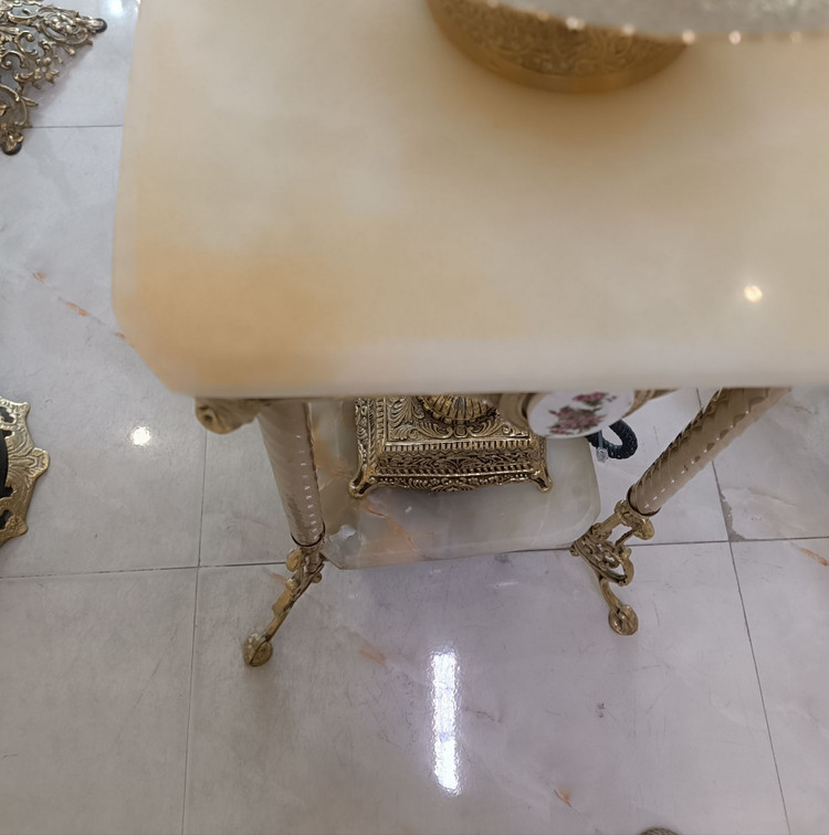 میز مربع فرانسوی برنجی با طراحی کلاسیک و دکوری لوکس متالوکس
