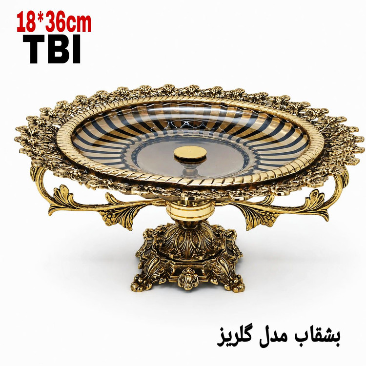 بشقاب پایه دار برنجی مدل گلریز با لبههای کنگرهای ظریف و مرکز چینی با طرح راه راه کلاسیک محصول متالوکس