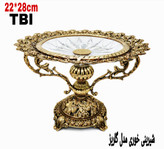 شیرینی خوری پایه دار مدل گلریز با کاسه کریستال شفاف و لبه و پایه برنجی پرکار مزین به نقوش گلهای برجسته محصول برند متالوکس