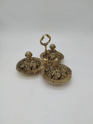 اردوخوری برنجی سه خونه مدل رز با نقوش برجسته گل و دسته مرکزی، ظروف پذیرایی لوکس متالوکس