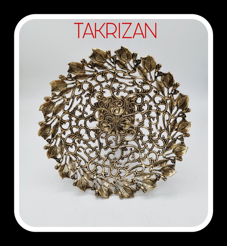 میوهخوری برنجی مجلل مدل آذین با بدنه مشبک گلدار و پایه چهارگوش طرح ترمه، ابعاد ۳۲ در ۲۳ سانتیمتر محصول متالوکس