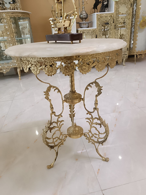میز فرانسوی سه پایه طرح رز برنجی دکوری لوکس متالوکس