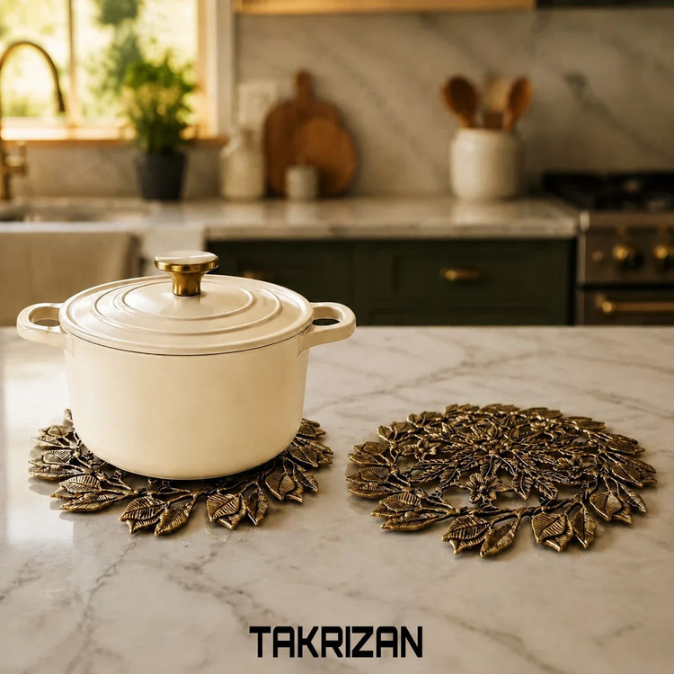زیرقابلمهای برنجی گرد با طراحی متراکم از برگهای ظریف و گلهای مرکزی، اکسسوری میز غذا برند متالوکس