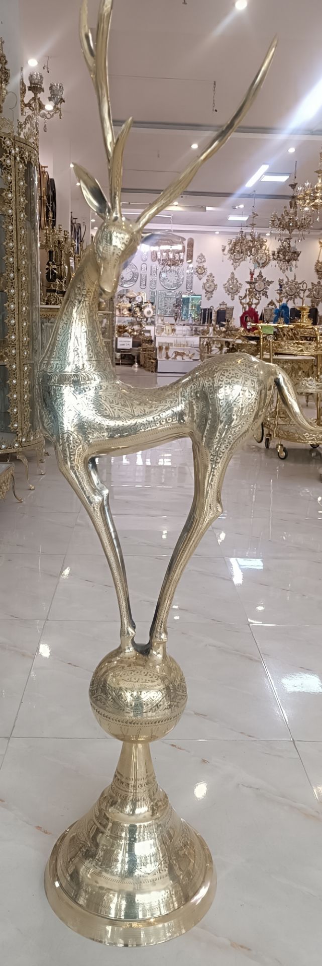 قلیان برنجی طلایی 50 اینچ طرح آهو روی توپ با طراحی مجسمه‌ای لوکس محصول متالوکس