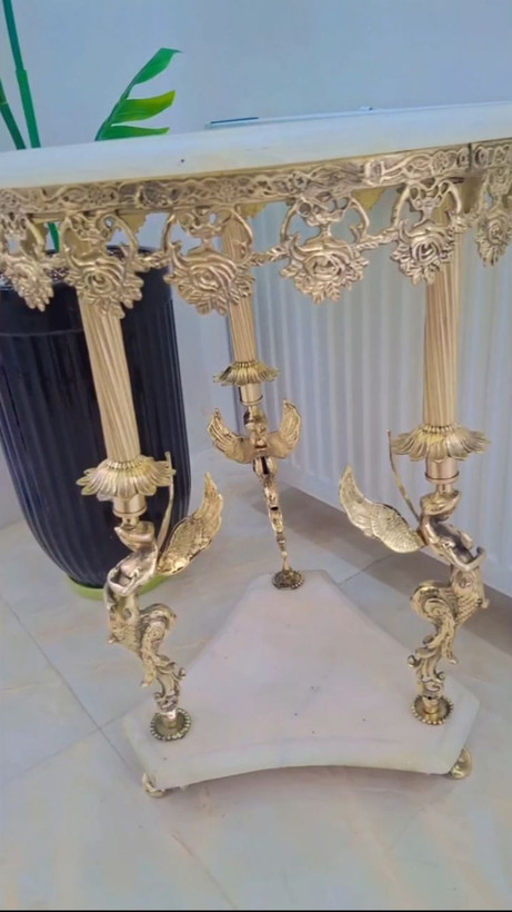 میز برنجی دکوری با پایه سه بانو و تاج تزئینی مناسب دکوراسیون لوکس محصول متالوکس