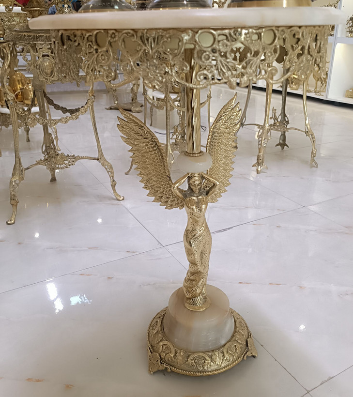 میز برنجی یک طبقه با پایه مجسمه بانو بالدار بدون تاج مناسب دکوراسیون لوکس از متالوکس