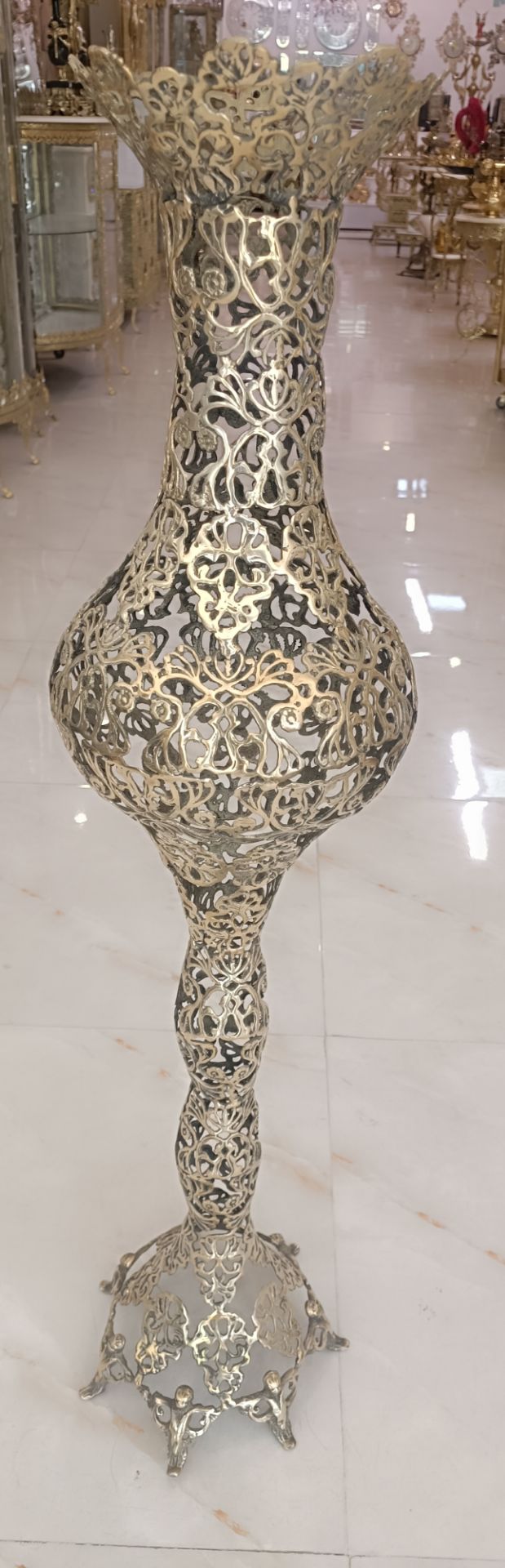گلدان توری بلند برنجی با طراحی مشبک ظریف و درخشان مناسب دکوراسیون لوکس محصول متالوکس