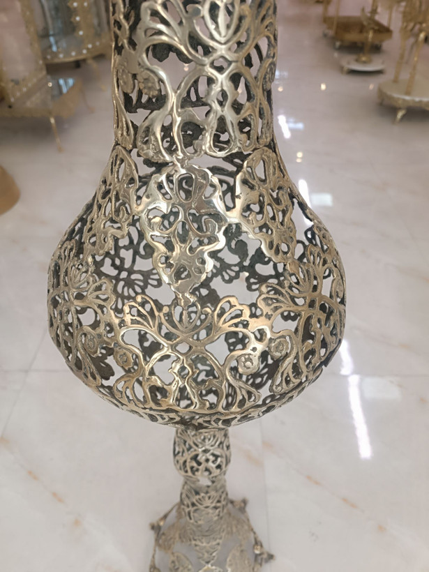 گلدان توری بلند برنجی با طراحی مشبک ظریف و درخشان مناسب دکوراسیون لوکس محصول متالوکس