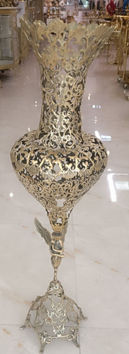 گلدان توری برنجی با پایه طرح فرشته ظریف و جزئیات هنری مناسب دکوراسیون لوکس محصول متالوکس