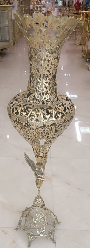 گلدان توری برنجی با پایه طرح فرشته ظریف و جزئیات هنری مناسب دکوراسیون لوکس محصول متالوکس