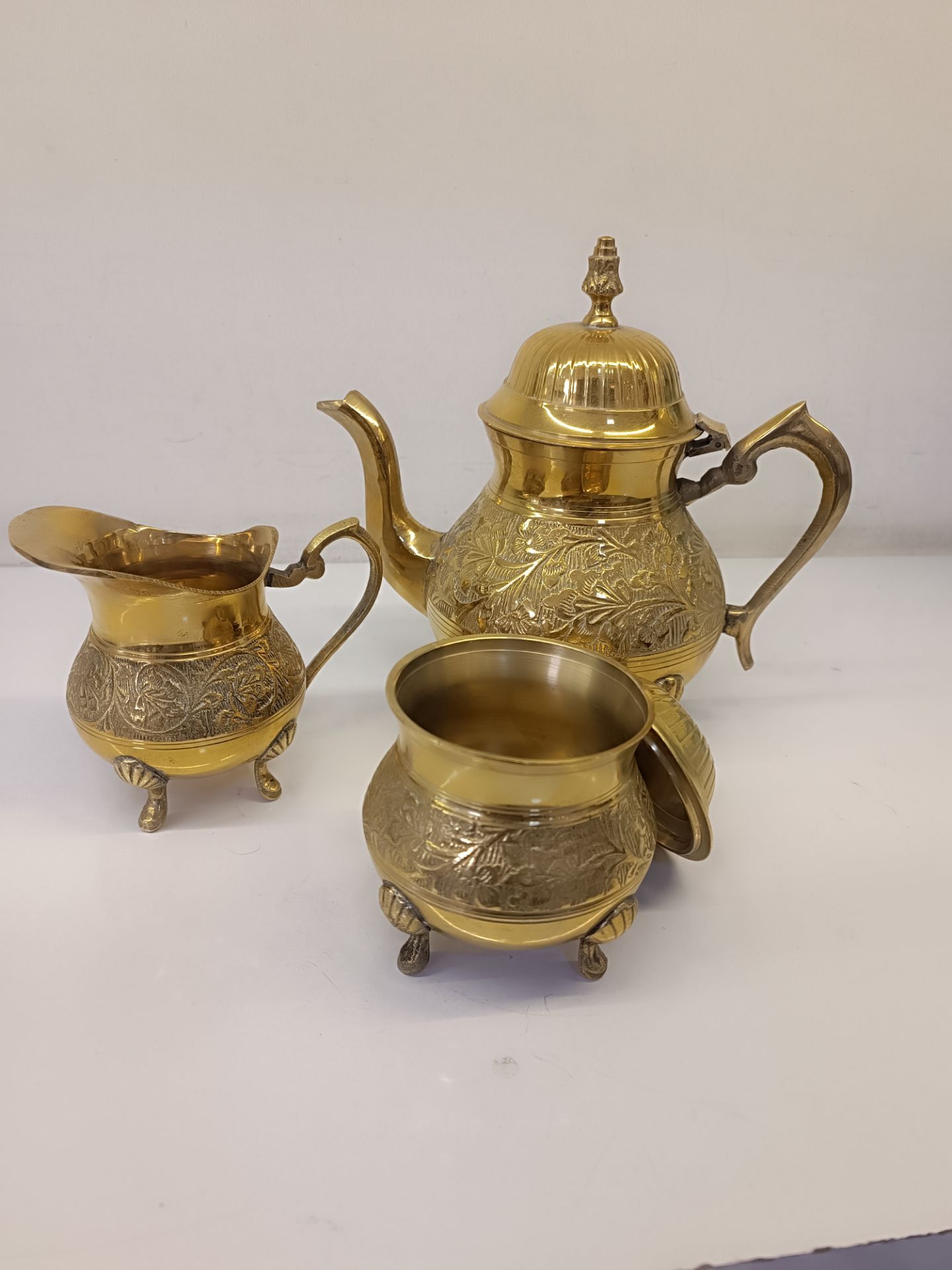 سرویس صبحانه‌خوری تمام برنجی با نقش و نگار گل ظریف مناسب میز پذیرایی لوکس محصول متالوکس