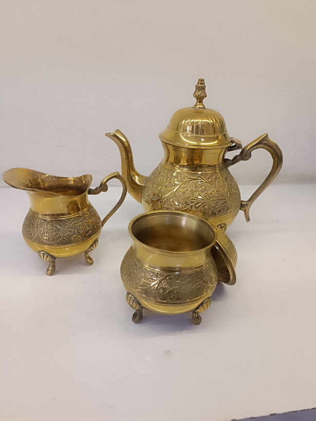 سرویس صبحانهخوری تمام برنجی با نقش و نگار گل ظریف مناسب میز پذیرایی لوکس محصول متالوکس