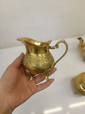 سرویس صبحانهخوری تمام برنجی با نقش و نگار گل ظریف مناسب میز پذیرایی لوکس محصول متالوکس