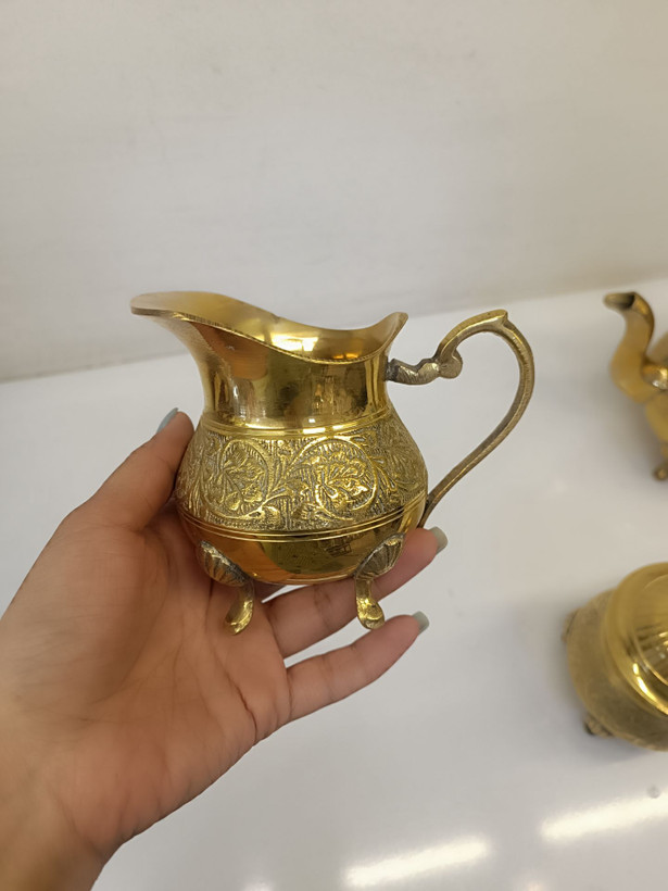 سرویس صبحانهخوری تمام برنجی با نقش و نگار گل ظریف مناسب میز پذیرایی لوکس محصول متالوکس